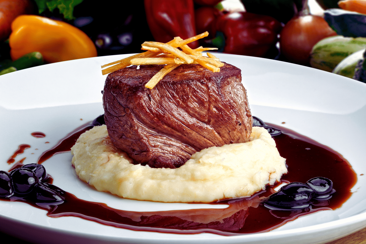 Dressage filet mignon avec une purée de carottes Dressage filet mignon avec une purée de carottes