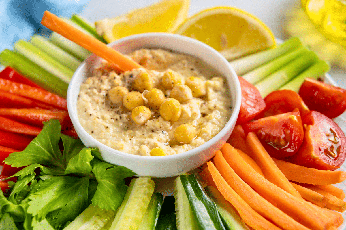Houmous avec des crudités Houmous avec des crudités