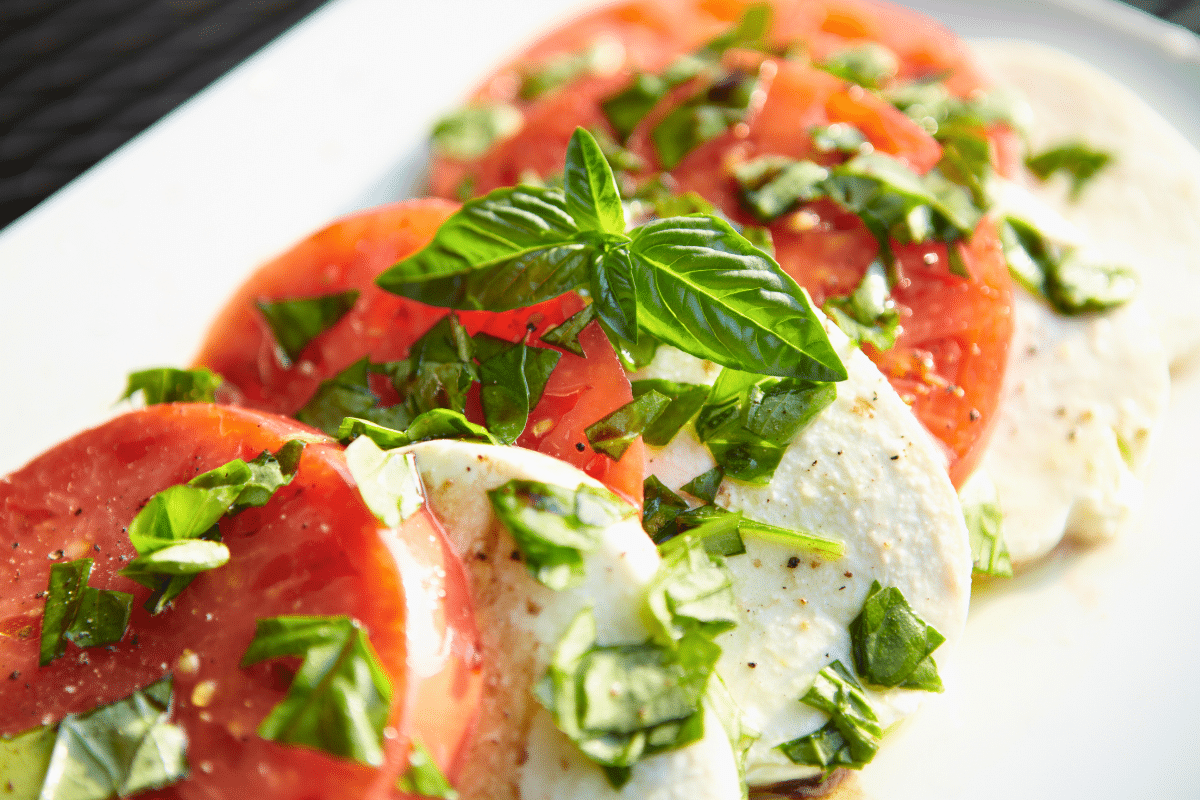 Salade tomate, mozza et basilic Salade tomate, mozza et basilic