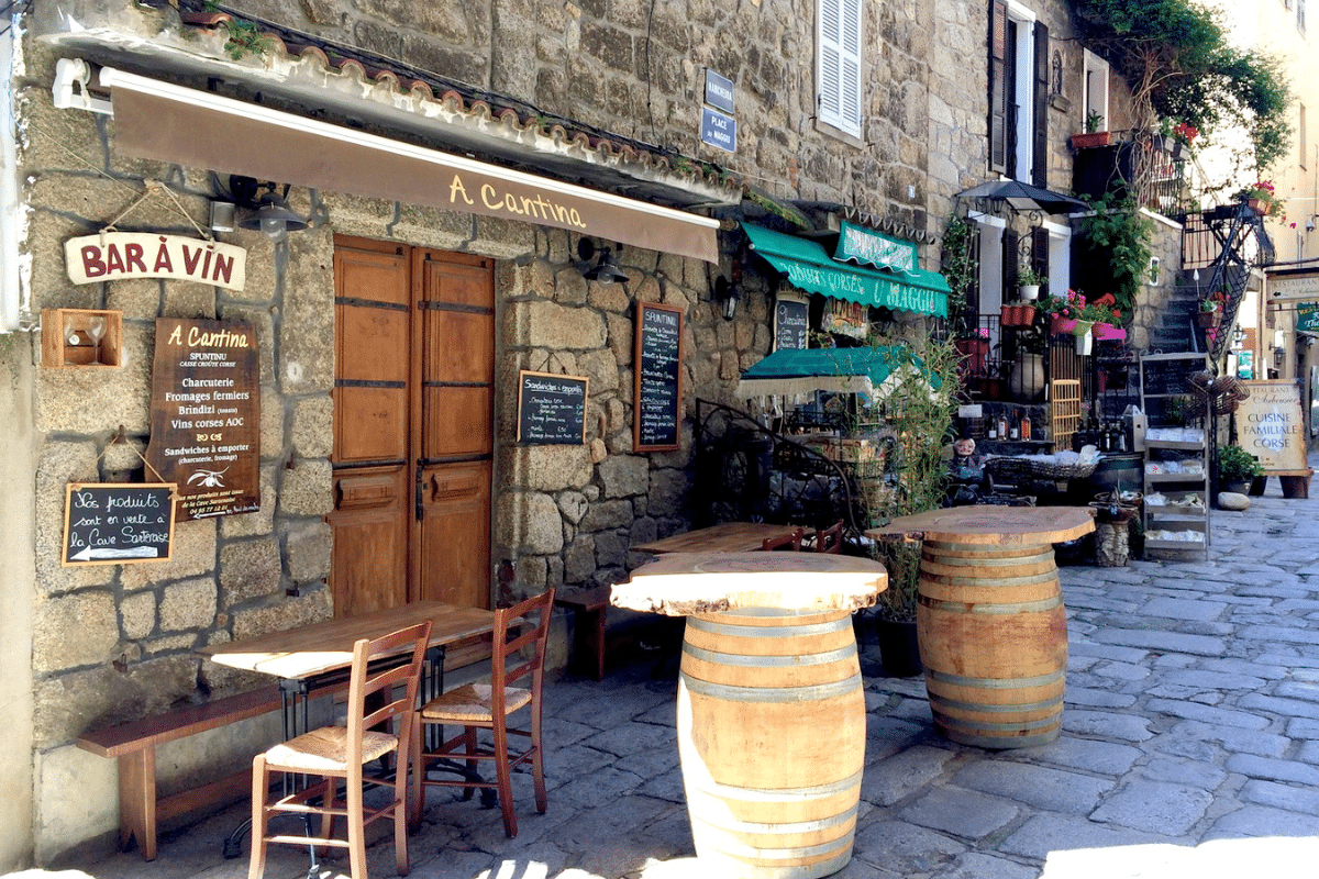 Rue du village de Sartène en Corse Rue du village de Sartène en Corse