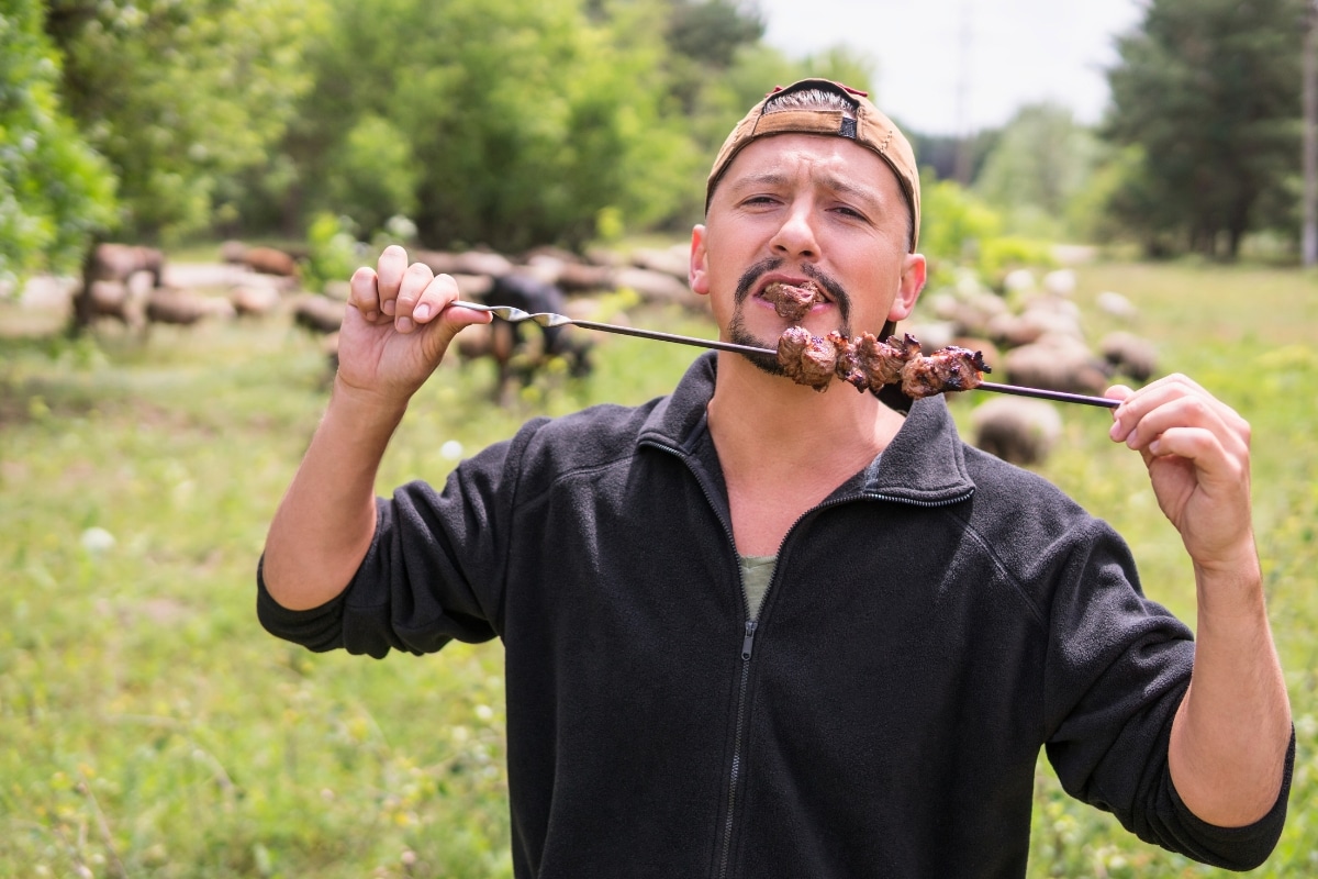 Personne qui mange de la viande Personne qui mange de la viande