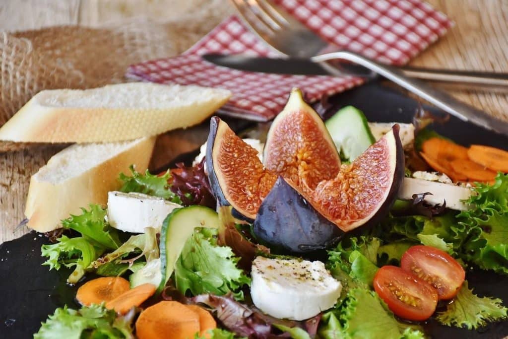 Salade avec une figue