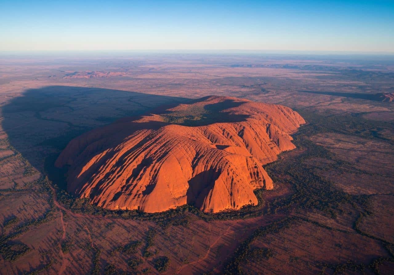 Vue aérienne de l'outback australien et Uluru