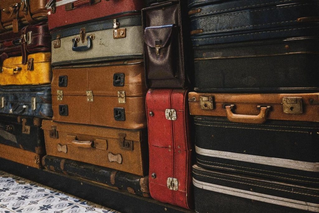 Empilement de valises anciennes colorées